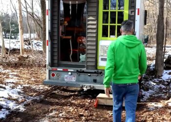 Reuse Advocate Remodeled Field Truck right into a Tiny Residence