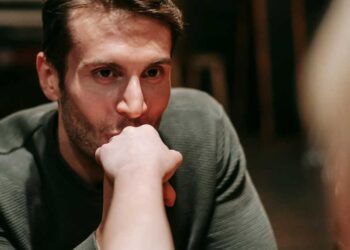 Indicators of affection bombing and the way manipulators use it to realize management