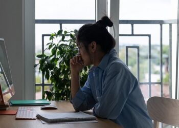 4 Issues To Take into account Earlier than Taking A Decrease-Degree Place