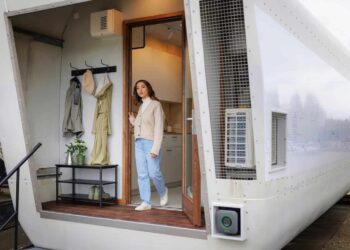 The decommissioned wind turbine that turned a tiny house 