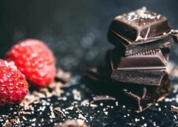 Ought to children eat darkish chocolate? Consultants weigh in on caffeine