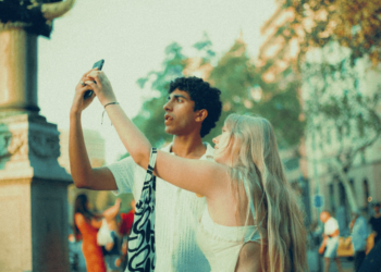 4 Methods to Earn Actual Money With Your Smartphone Pics