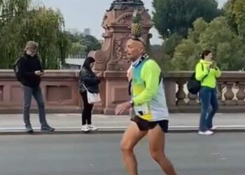 Man runs with a pineapple on his head to share highly effective message