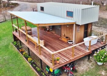 Dwelling near their children in a minimalist tiny dwelling