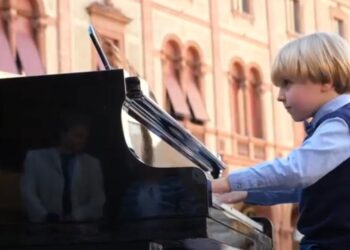 Younger Mozart Prodigy Stuns Crowd with Piano Abilities