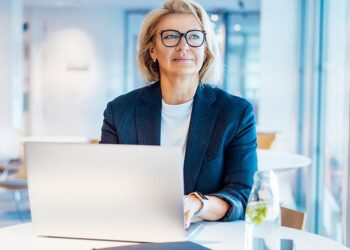 Tech, Belief & AI: Management within the Digital Period