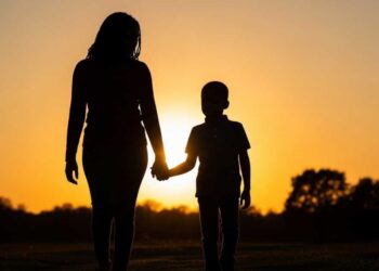 Mother and Son with Gorgeous Totally different Coloured Eyes