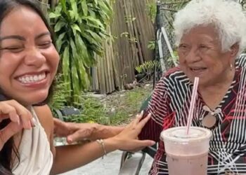 Lady Helps Aged Girl With Walker: Surprising Friendship